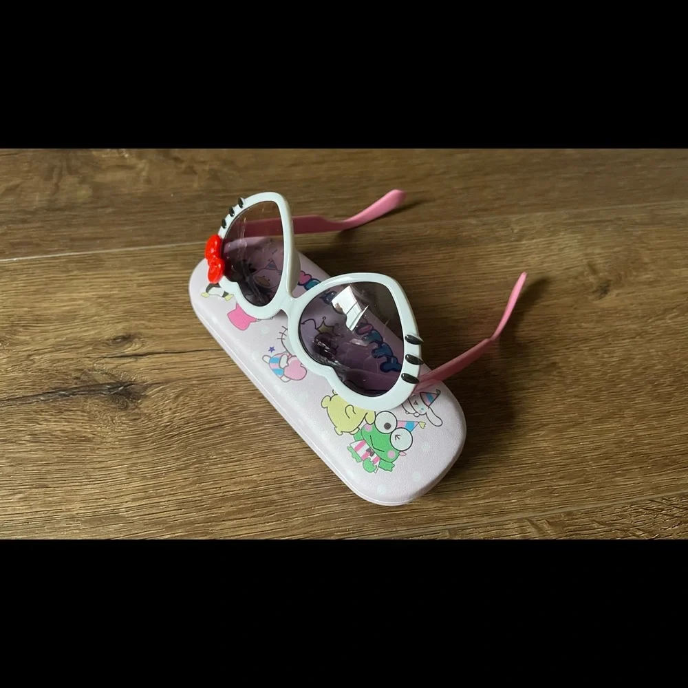 HELLO KITTY-NWT Children’s Sunglasses with Sanrio Case